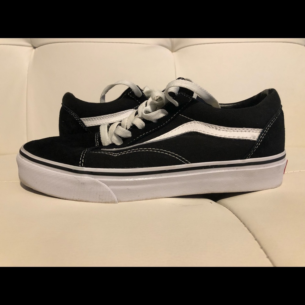 Vans Old Skool (men’s size 6, women’s size 7.5)